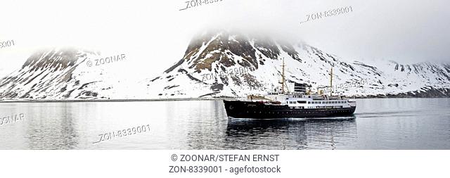 Postschiff Nordstjernen im Magdalenefjord, Spitzbergen, Norwegen, Europa / Packet ship in Magdalenefjord, Spitsbergen Island, Svalbard Archipelago