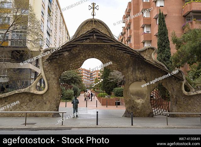 ENG: Miralles door, a little-known work by Antoni Gaudi in the Pedralbes - SarriÃ  district (Barcelona, Catalonia, Spain)