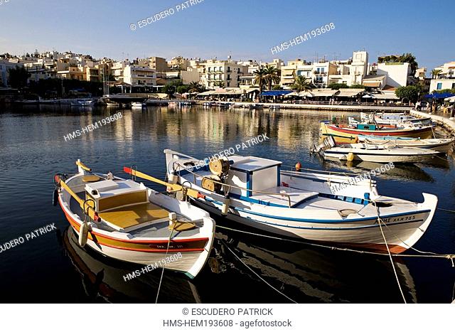 Greece, Crete, Agios Nikolaos, harbor and Voulismeni Lake at the heart of the city