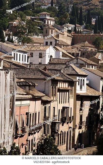 Carrera del Darro, is one of the finest streets in most of the former and current Granada. Open after the Reconquista, follows the route of an ancient wall of...
