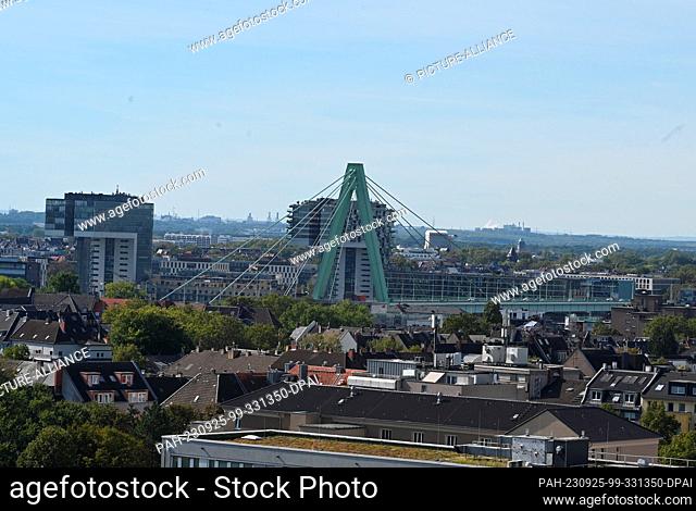25 September 2023, North Rhine-Westphalia, Cologne: View of Cologne, city view, with the roofs of the suburb Deutz, the Severinsbrücke and the crane houses...