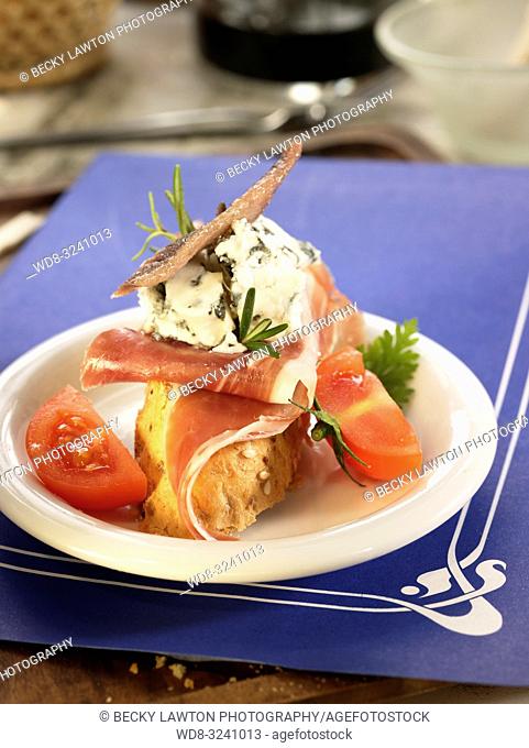 montadito de anchoa, jamon iberico y queso roquefort