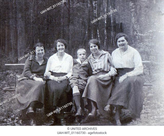 Vier Frauen und ein Junge sitzen auf einer Bank im Wald bei Bensberg., Sammlung Gustel Görgen, Goergen