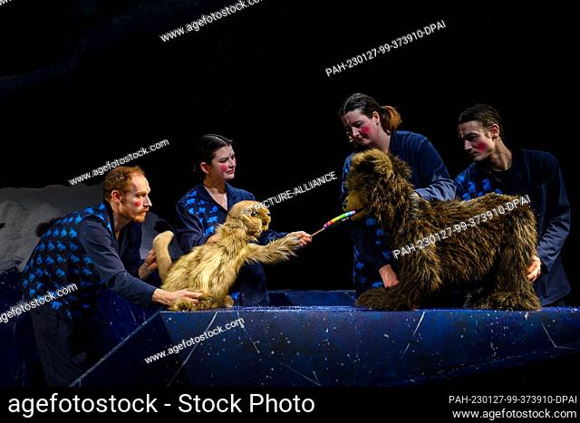 26 January 2023, Saxony-Anhalt, Magdeburg: Lennart Morgenstern (l-r) and Freda Winter with the puppet ""Groundhog Girl"" and Linda Mattern and Kaspar Weith with...