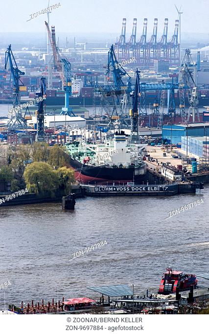 Hamburger Hafen mit Blick auf die Werft Blohm und Voss. Seaport Hamburg, view on shipbuilder blohm and voss