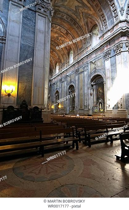 interior of Basilica da Estrela