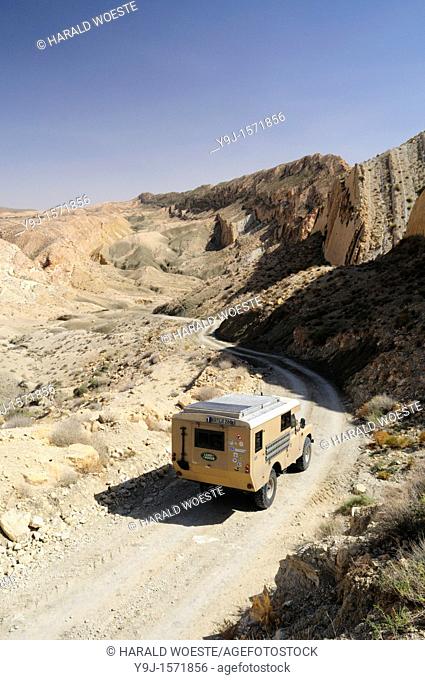 Africa, Tunisia, nr  Saket  Land Rover camper van descending into the famous narrow gorge near Saket