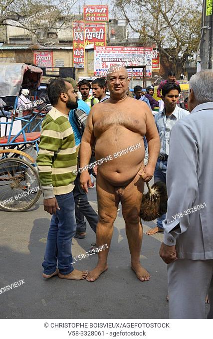 India, Old Delhi, Chandni Chowk, Jain guru Elacharya Shri 108 Ativeer posing naked in the street