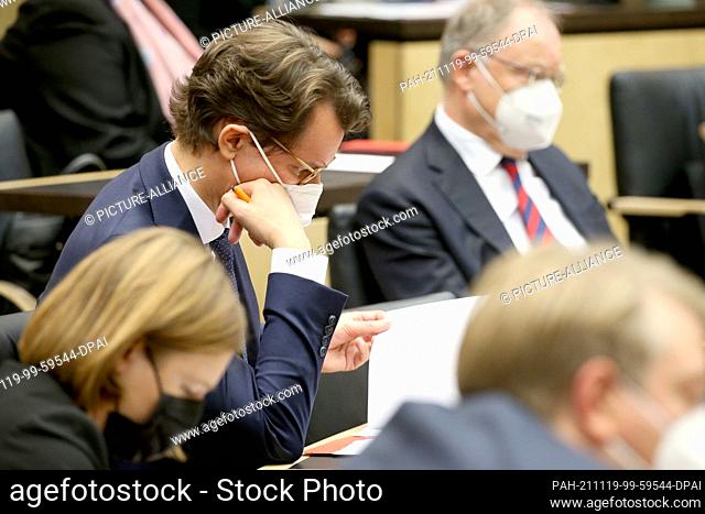 19 November 2021, Berlin: Hendrik Wüst (M, CDU), Minister President of North Rhine-Westphalia, attends the special session of the Bundesrat on amendments to the...