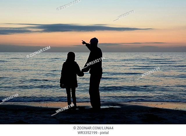 Vater und Tochter am Meer   father and daughter looking at sea