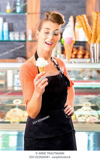 Verkäuferin in Eisladen oder Eisdiele mit Eis