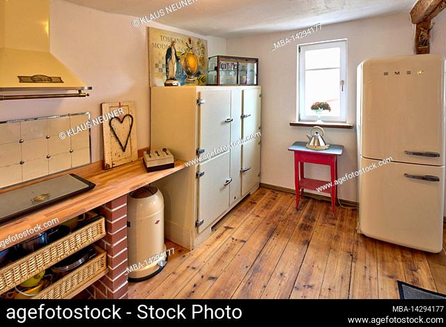 Photo reportage with text, Obere Gasse No 7, homestory, open kitchen, refrigerator, floor boards, renovation, interior, Rothenfels, Main Spessart, Franconia