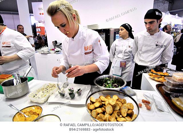 Cooks working in Alimentaria, International Food and Drinks Exhibition, Fira de Barcelona. L'Hospitalet de Llobregat, Barcelona, Catalonia, Spain