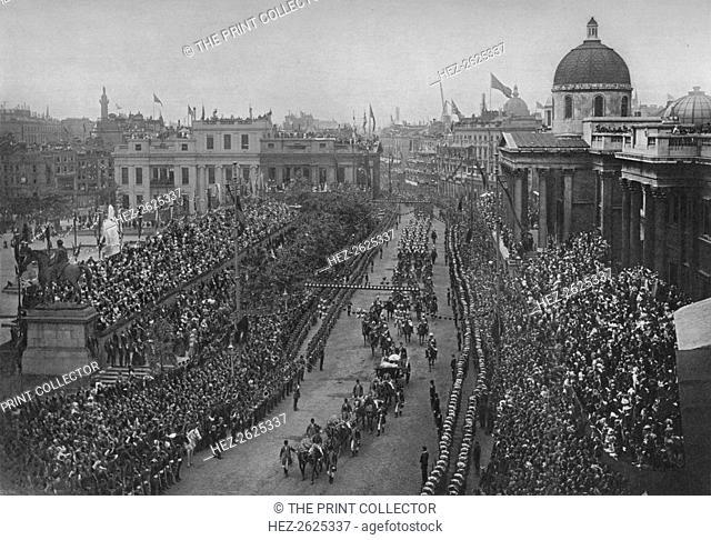 The Diamond Jubilee: Queen Victoria's carriage passing the National Gallery, London, 1897 (1906). Artist: Unknown