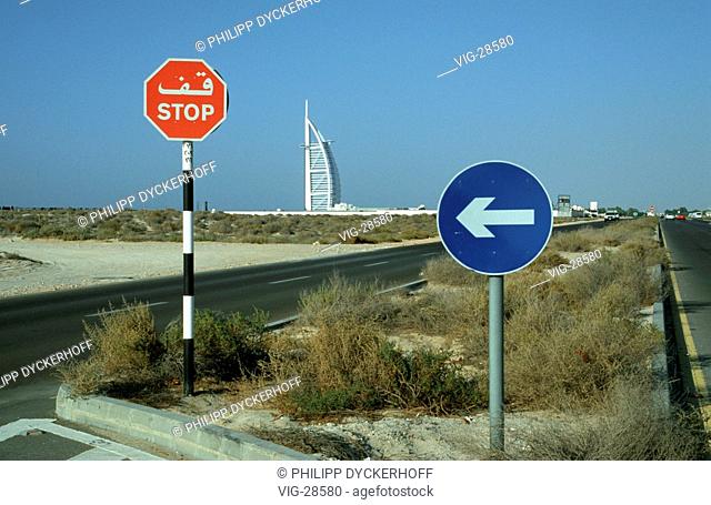 VEREINIGTE ARABISCHE EMIRATE, DUBAI, 02.11.1999, Verkehrsschilder. Im Hintergrund das Hotel Burj al Arab ( Turm Arabiens )