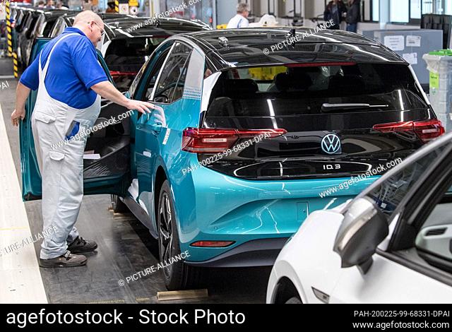 25 February 2020, Saxony, Zwickau: Employees of Volkswagen Sachsen in Zwickau complete the VW ID.3. At the beginning of November 2019