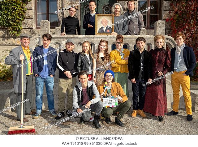 18 October 2019, Bavaria, Stein: Lar Niitschke (h, l-r - FilmFernsehFonds Bayern), Dario Suter (DCM Filmproduktion), Corinna Mehner (Producer)