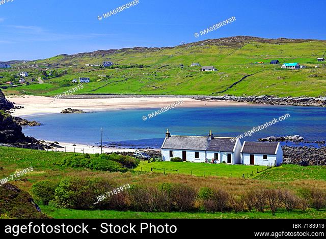 Small cottage in front of long sandy beach in green landscape, Highlands, Lochinver, Scourie, Western Scotland, Scotland, United Kingdom, Europe