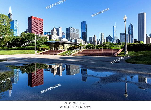 USA, Illinois, Chicago, Millennium Park and skyline