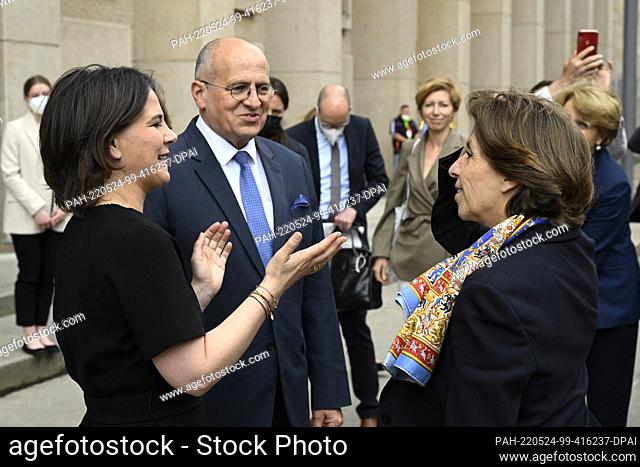 24 May 2022, Berlin: Annalena Baerbock (l, Bündnis 90/Die Grünen), Foreign Minister of Germany, welcomes French Foreign Minister Catherine Colonna