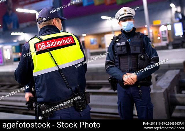 10 November 2020, Bavaria, Munich: Deutsche Bahn security staff, together with police officers from the Federal Police, check that the masks are being worn at...