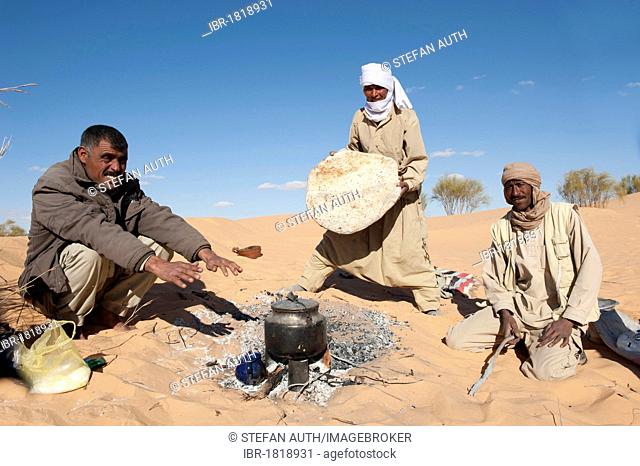 Bedouin baking sand bread, pita bread, sand dunes, Sahara desert between Douz and Ksar Ghilane, Southern Tunisia, Tunisia, Maghreb, North Africa, Africa