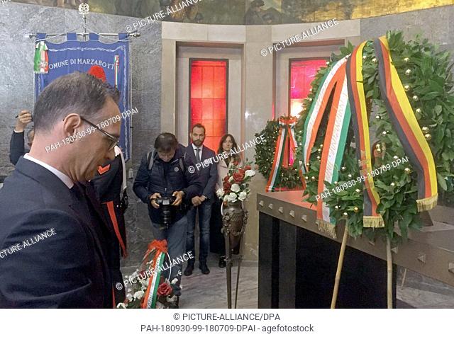 30 September 2018, Italy, Marzabotto: Foreign Minister Heiko Maas (SPD) lays a wreath in memory of the victims of the Marzabotto massacre