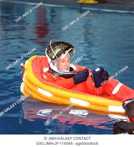 Astronaut Terrence W. (Terry) Wilcutt, STS-106 mission commander, participates in an emergency bailout simulation at the Neutral Buoyancy Laboratory (NBL)