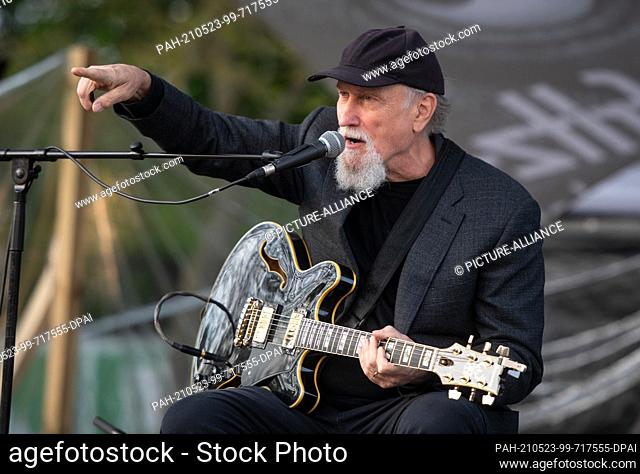 23 May 2021, North Rhine-Westphalia, Moers: Guitarist John Scofield plays on an open air stage and points to the audience