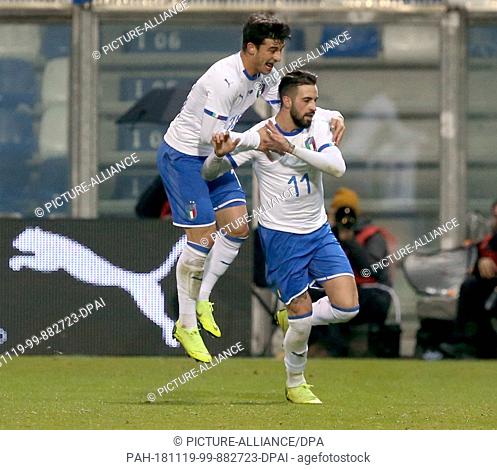 19 November 2018, Italy, Reggio nell·Emilia: Soccer, U-21 men: international matches, Italy - Germany: Vittorio Parigini (r) celebrates his goal with team-mate...