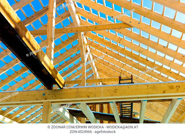 Dachkonstruktion aus Holz, Symbolfoto für Eigenheim, Hausbau, und Hausfinanzierung