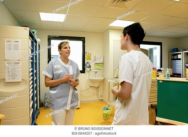 HOSPITAL TEAM Photo essay at the hospital of Meaux 77, France. Department of pediatric hospitalizations. A student dietitian is talking with a nurse