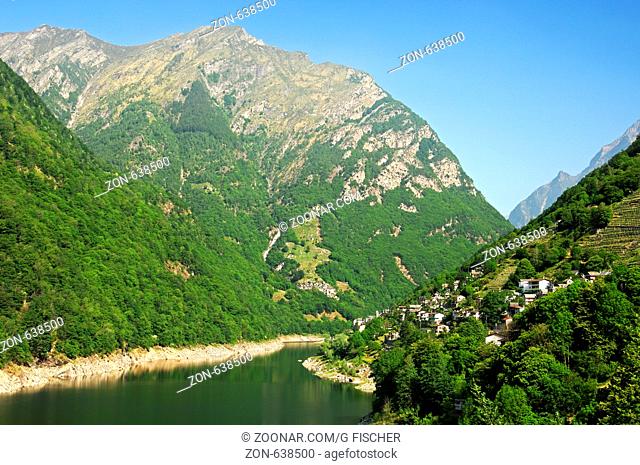 Blick über den Vogorno-Stausee im Verzasca-Tal auf die Orte Vogorno, rechts, und Corippo, hinten, Verzasca-Tal, Tessin, Schweiz / View across the Vogorno water...