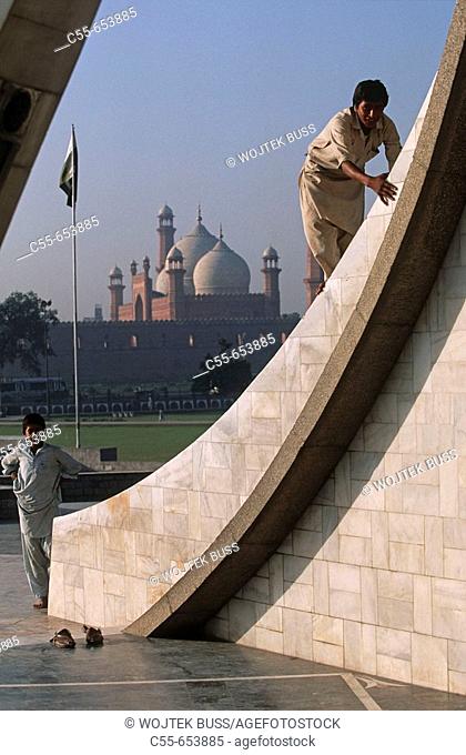 Pakistan, Punjab Region, Lahore, Minar-e-Pakistan, Badshahi Mosque