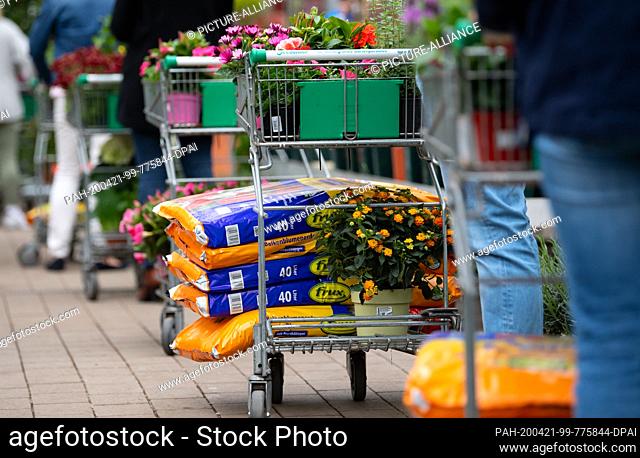 20 April 2020, Bavaria, Munich: Customers shop at the Seebauer garden centre. From 20.04.2020, DIY and garden centres will be allowed to reopen in Bavaria