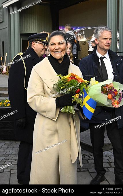 NORRTÄLJE 20220329 Kronprinsessan Victoria lämnar efter att hon hållit ett tal i Societetsparken i Norrtälje. Kronprinsessparet deltar på tisdagen i Norrtälje...