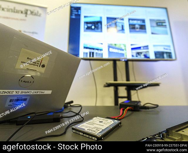 18 September 2023, Rhineland-Palatinate, Mainz: A hard drive from a damaged laptop is read out and analyzed with the help of artificial intelligence (AI)