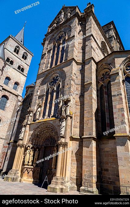 Liebfrauenkirche in Trier mit blauem Himmel