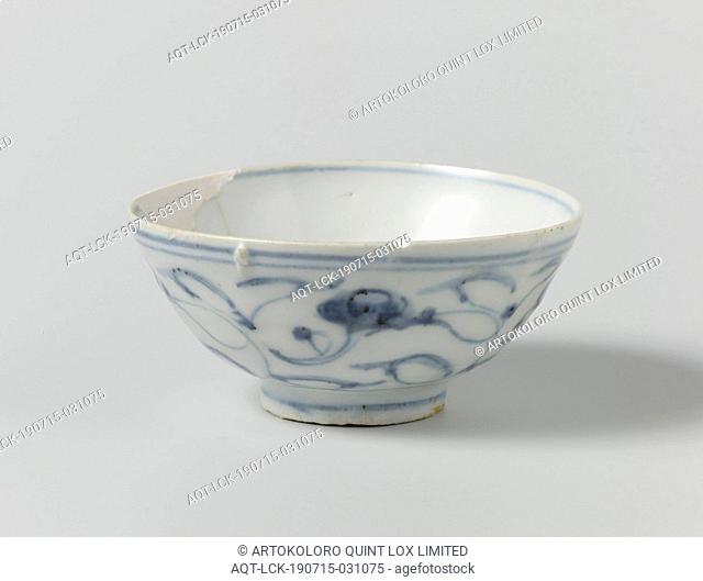 Bowl from V.O.C. ship 'Witte Leeuw', Jingdezhen, before 1613, Wanli-period (1573-1619), porcelain, h 5.4 cm d 11 cm
