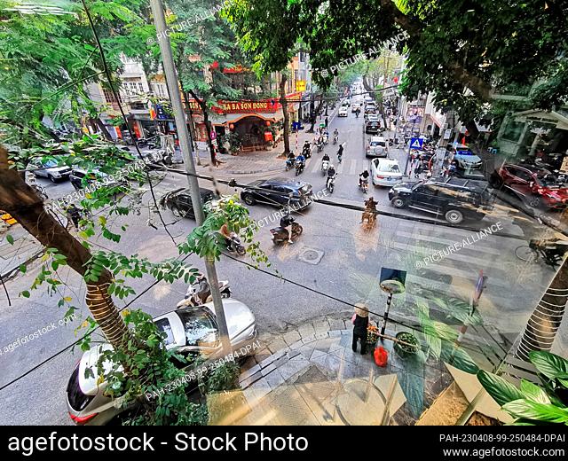 27 February 2023, Vietnam, Hanoi: Cars and scooter riders at a street intersection in Hanoi. Photo: Alexandra Schuler/dpa. - Hanoi/Vietnam