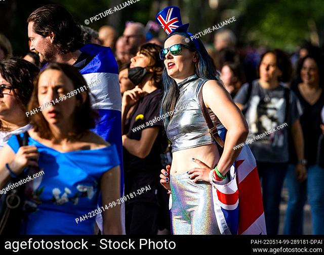14 May 2022, Italy, Turin: Music fans from Great Britain wait outside the Arena PalaOlimpico for admission to the final of the Eurovision Song Contest (ESC)