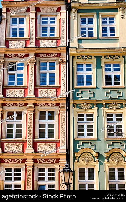 Detail einer bunten Hausfassade auf dem Marktplatz in Wroclaw, Polen