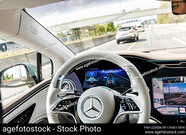 05 May 2022, Berlin: The steering wheel in a moving Mercedes of the type EQS 580 4Matic, when using the Drive Pilot, a technology of Mercedes Benz AG for...