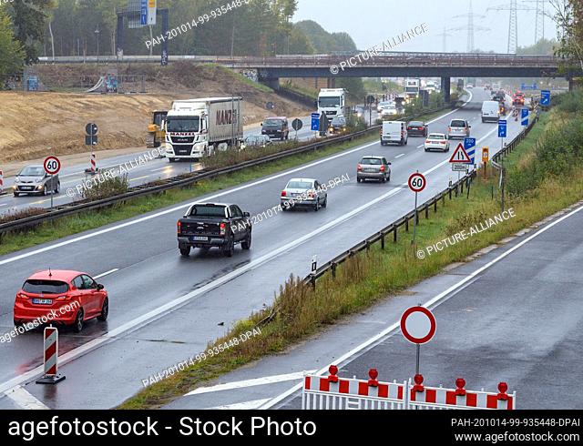 08 October 2020, Brandenburg, Birkenwerder: Cars and trucks drive on the A10 motorway past the Birkenwerder (r) junction