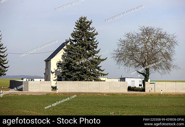 02 March 2022, Saxony, Lossatal: A so-called prefabricated concrete fence, i.e. a wall made of concrete elements, stands as an enclosure on a property