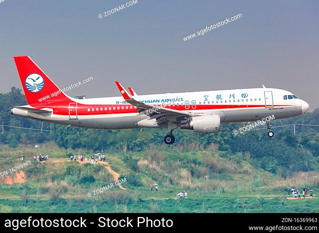 Chengdu, China - 22. September 2019: Ein Airbus A320 Flugzeug der Sichuan Airlines mit dem Kennzeichen B-1885 auf dem Flughafen Chengdu (CTU) in China