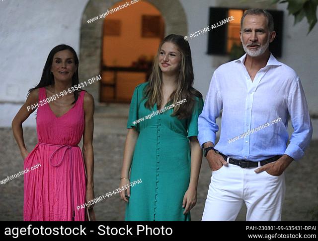 31 July 2023, Spain, Bunyola: Letizia (l), Queen of Spain, her husband Felipe VI, King of Spain, and their daughter Leonor, Princess of Spain