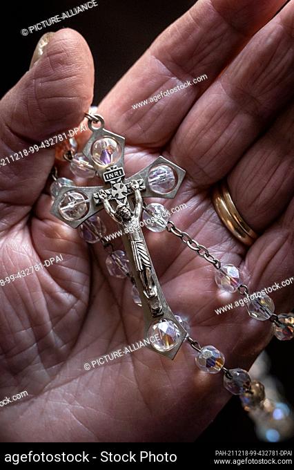 ILLUSTRATION - 17 December 2021, Baden-Wuerttemberg, Rottweil: An old woman holds a rosary in her hand. Photo: Silas Stein/