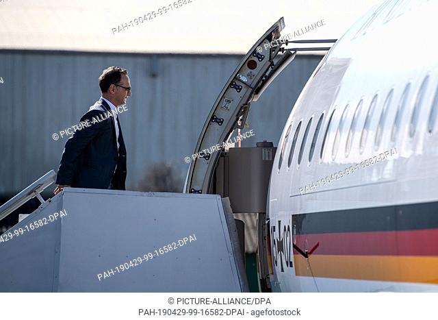29 April 2019, Brazil, Salvador Da Bahia: Heiko Maas (SPD), Foreign Minister of the Federal Republic of Germany, gets on the government plane at the airport in...
