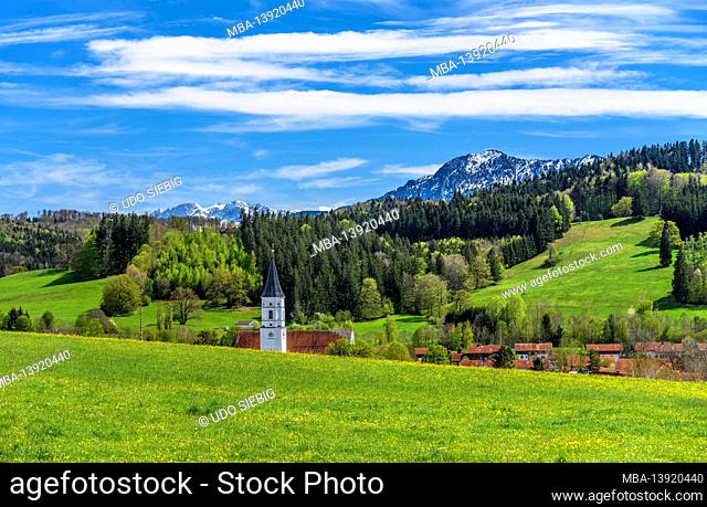 Germany, Bavaria, Upper Bavaria, Pfaffenwinkel, Habach, town view with Sankt Ulrich church against Soierngebirge and Herzogstand